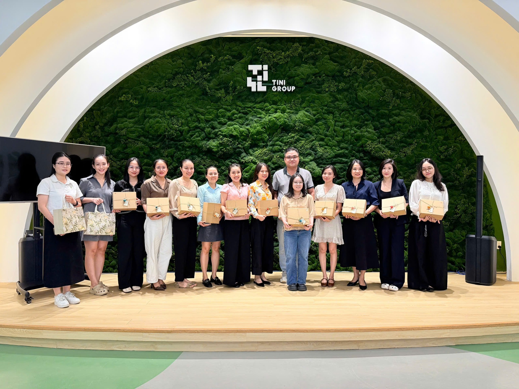 GUI-TRAO-TINH-YEU-NHO-NHO-DEN-CAC-“EM-XINH” -1